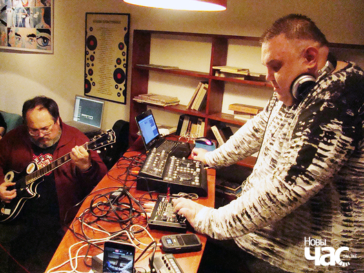 Над электроннымі прыладамі варожыць Улад Бубен Над электроннымі прыладамі варожыць Улад Бубен