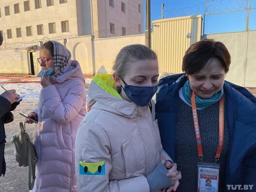 Надзея Калініна пасля Акрэсціна з галоўным рэдактарам палітыка-эканамічнага блока Вольгай Лойка. Фота: TUT.BY Надзея Калініна пасля Акрэсціна з галоўным рэдактарам палітыка-эканамічнага блока Вольгай Лойка. Фота: TUT.BY