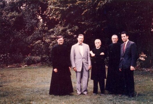 Злева направа: а. Аляксандр Надсан, Аўген Вярбіцкі, а. Язэп Германовіч, а. Леў Гарошка, Павал Навара. Агарод Марыян-Хаўса (Лондан). 1960 г. Фота Наша Ніва Злева направа: а. Аляксандр Надсан, Аўген Вярбіцкі, а. Язэп Германовіч, а. Леў Гарошка, Павал Навара. Агарод Марыян-Хаўса (Лондан). 1960 г. Фота Наша Ніва