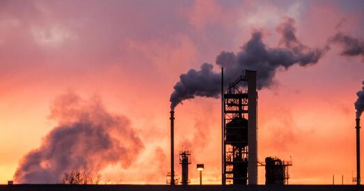 «Белнафтахім» патлумачыў, чаму кошты на нафту зніжаюцца, а на бензін — не