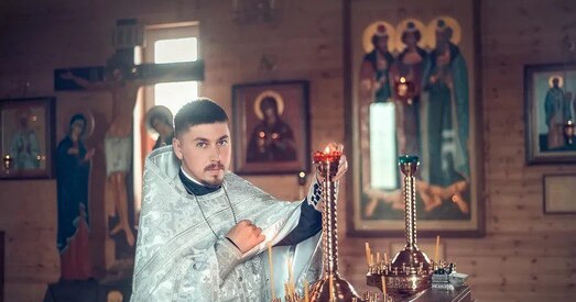 Праваслаўнага святара, што дапамагаў затрыманым у 2020 годзе, пазбавілі пасады