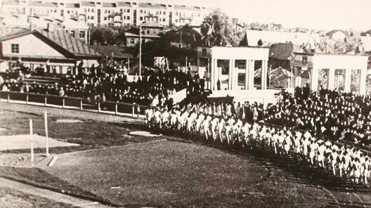На фота 1935 года дом «Асветнік-камунар» бачны на гарызонце за стадыёнам «Дынама». Здымак з прыватнай калекцыі Паўла Растоўцава На фота 1935 года дом «Асветнік-камунар» бачны на гарызонце за стадыёнам «Дынама». Здымак з прыватнай калекцыі Паўла Растоўцава