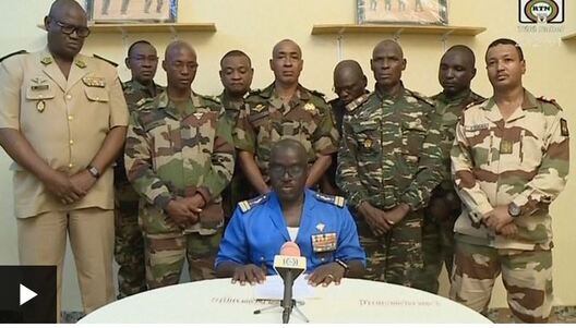 Заяву пра адхіленне ад улады прэзідэнта Нігеру зачытаў генерал-палкоўнік Амаду Абдраман у асяроддзі дзевяці вайскоўцаў у форме. Скрыншот з выступу  Заяву пра адхіленне ад улады прэзідэнта Нігеру зачытаў генерал-палкоўнік Амаду Абдраман у асяроддзі дзевяці вайскоўцаў у форме. Скрыншот з выступу