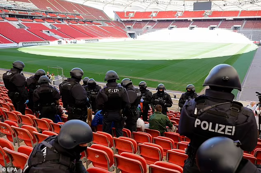 Трэніроўка нямецкай паліцыі напярэдадні пачатку турніра Трэніроўка нямецкай паліцыі напярэдадні пачатку турніра