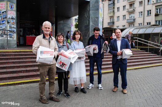 Праваабаронцы і валанцёры "Вясны" пры раздачы спецвыпуску ў Мінску Праваабаронцы і валанцёры "Вясны" пры раздачы спецвыпуску ў Мінску