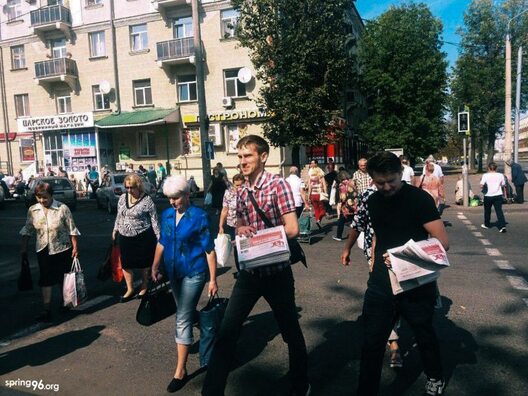 Алесь Буракоў і Зміцер Добры на вуліцах Магілёва з газетай "Новы Час" Алесь Буракоў і Зміцер Добры на вуліцах Магілёва з газетай "Новы Час"