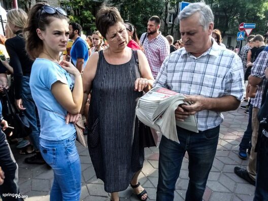 Праваабаронца "Вясны" Уладзімір Вялічкін раздае спецвыпуск Праваабаронца "Вясны" Уладзімір Вялічкін раздае спецвыпуск