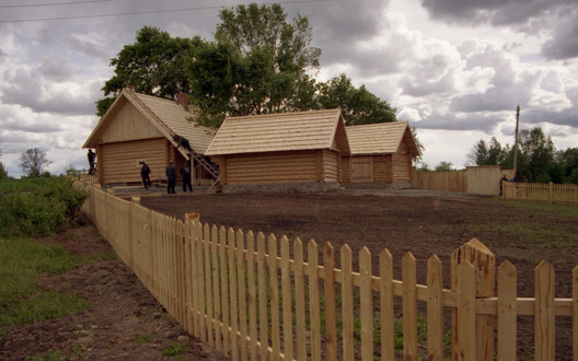 2004 год, вёска Бычкі. Сядзіба-музей Васіля Быкава вось-вось адчыніцца. Фота Сяргея Шапрана 2004 год, вёска Бычкі. Сядзіба-музей Васіля Быкава вось-вось адчыніцца. Фота Сяргея Шапрана