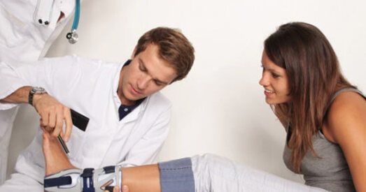 Каля 30 траўматолагаў-артапедаў затрымалі ў Беларусі