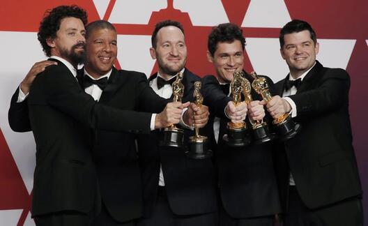 Боб Персікецці, Пітэр Рамзі, Родні Ротман, Філ Лорд і Крыстафер Міллер з "Оскарамі" за анімацыйны фільм "Чалавек-павук" / Reuters Боб Персікецці, Пітэр Рамзі, Родні Ротман, Філ Лорд і Крыстафер Міллер з "Оскарамі" за анімацыйны фільм "Чалавек-павук" / Reuters