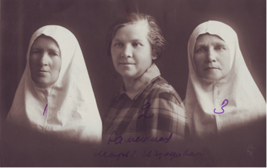 Асуджаныя па справе АДПУ «Беларуская Аўтакефальная Царква» сёстры Юлія (злева), Любоў (справа). У цэнтры сястра епіскапа Філарэта Раменскага Марыя Асуджаныя па справе АДПУ «Беларуская Аўтакефальная Царква» сёстры Юлія (злева), Любоў (справа). У цэнтры сястра епіскапа Філарэта Раменскага Марыя