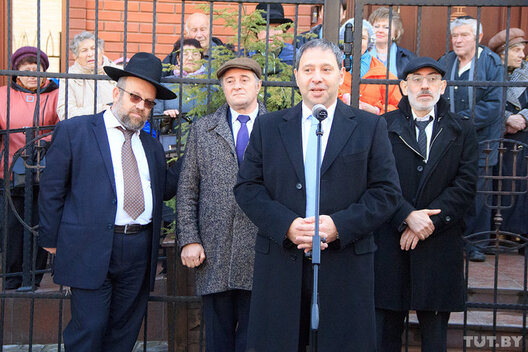 Леанід Томчын (каля мікрафона) з'яўляецца старшынёй Віцебскай іудзейскай абшчыны. Летась пры яго значным удзеле адкрылася першая сінагога, пабудаваная ў Віцебску пасля Кастрычніцкага перавароту 1917 года. Фота: Ігар Мацвееў Леанід Томчын (каля мікрафона) з'яўляецца старшынёй Віцебскай іудзейскай абшчыны. Летась пры яго значным удзеле адкрылася першая сінагога, пабудаваная ў Віцебску пасля Кастрычніцкага перавароту 1917 года. Фота: Ігар Мацвееў