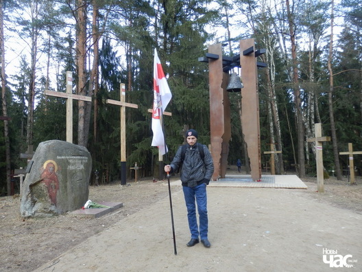 Старшыня «Маладога Фронту» Дзяніс Урбановіч на фоне дзяржаўнага помніка ў Курапатах Старшыня «Маладога Фронту» Дзяніс Урбановіч на фоне дзяржаўнага помніка ў Курапатах