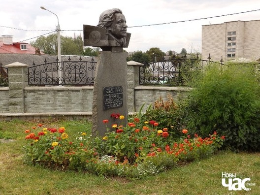 Помнік Ларысе Геніюш. Архіўнае фота Помнік Ларысе Геніюш. Архіўнае фота