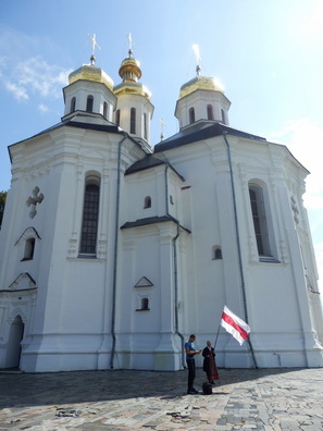 Ніна Багінская са сцягам ля Кацярыненскай царквы Ніна Багінская са сцягам ля Кацярыненскай царквы
