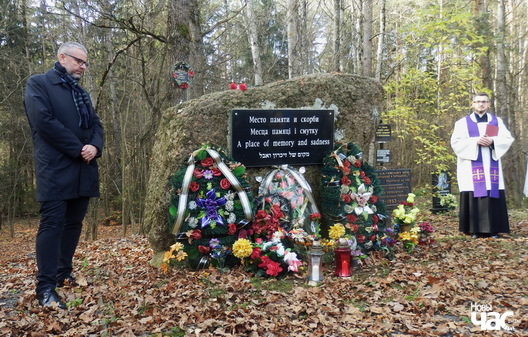 Першы намеснік амбасадара Польшчы ў Беларусі Марцін Вайцяхоўскі (злева) ля Кабыляцкага камня восенню 2019 года Першы намеснік амбасадара Польшчы ў Беларусі Марцін Вайцяхоўскі (злева) ля Кабыляцкага камня восенню 2019 года