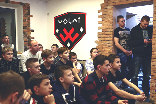 Арцёма Леончыка прыйшлі павіншаваць сябры і аднакласнікі. Фота – Ірына Арахоўская Арцёма Леончыка прыйшлі павіншаваць сябры і аднакласнікі. Фота – Ірына Арахоўская