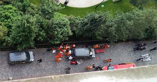 Пад Парыжам аўтамабіль урэзаўся ў натоўп ваенных і знік