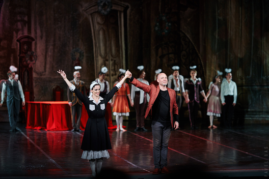 Пасля паказа спектакля "Доўгі калядны абед" у Мінску. Фота Паўла Баса прадастаўлена Вялікім тэатрам Беларусі Пасля паказа спектакля "Доўгі калядны абед" у Мінску. Фота Паўла Баса прадастаўлена Вялікім тэатрам Беларусі