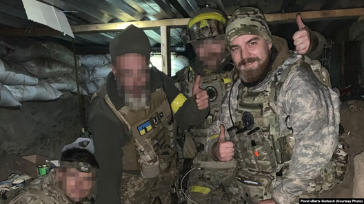 Павал Горбач з пазыўным «Борт» (справа) пасьля вызваленьня Херсону, лістапад 2022 Павал Горбач з пазыўным «Борт» (справа) пасьля вызваленьня Херсону, лістапад 2022