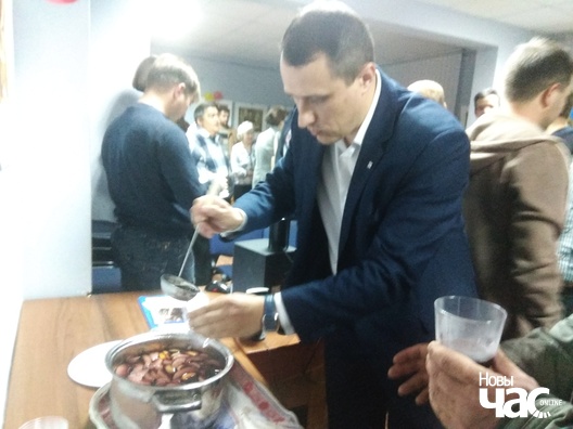 Павел Севярынец разлівае безалкагольны глінтвейн падчас нефармальнай часткі вечару Павел Севярынец разлівае безалкагольны глінтвейн падчас нефармальнай часткі вечару