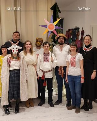 Беларускія калядоўшчыкі ў Берліне. Фота з інстаграма Аб’яднання беларусаў Нямеччыны «RAZAM» https://www.instagram.com/razam.de/ Беларускія калядоўшчыкі ў Берліне. Фота з інстаграма Аб’яднання беларусаў Нямеччыны «RAZAM» https://www.instagram.com/razam.de/