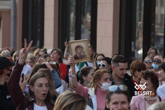 Жанчыны прайшліся мірным шэсцем ад плошчы Свабоды да БНТУ і назад да плошчы Перамогі. Жаночы марш, 12 верасня, Менск. Фота: Belsat.eu Жанчыны прайшліся мірным шэсцем ад плошчы Свабоды да БНТУ і назад да плошчы Перамогі. Жаночы марш, 12 верасня, Менск. Фота: Belsat.eu
