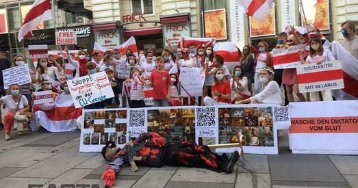 «Кроў не змываецца». У цэнтры Вены спрабавалі адмыць дыктатара ад крыві (фота)