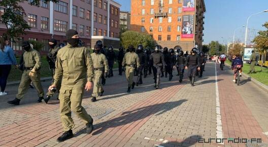 Сілавікі блізу плошчы Якуба Коласа 26 верасня. Ілюстрацыйнае фота Еўрарадыё Сілавікі блізу плошчы Якуба Коласа 26 верасня. Ілюстрацыйнае фота Еўрарадыё