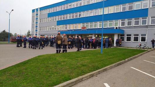 Супрацоўнікі «Гродна Азоту» сёння раніцай. Крыніца фота: tut.by Супрацоўнікі «Гродна Азоту» сёння раніцай. Крыніца фота: tut.by