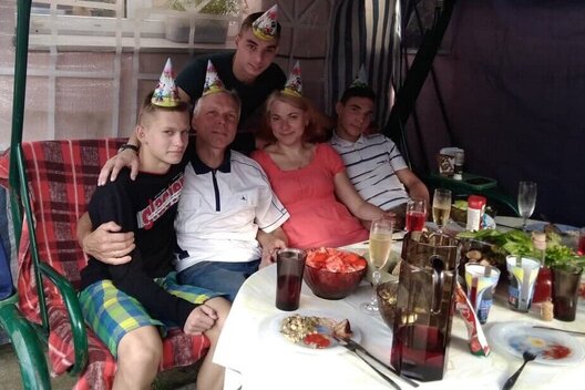 Сям'я Аляксандра і Марыны Шык. Максім — крайні злева Сям'я Аляксандра і Марыны Шык. Максім — крайні злева