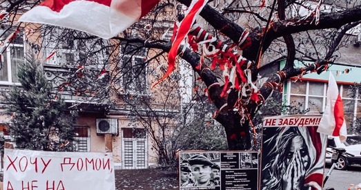 Фотафакт: У Кіеве зладзілі кругласутачную «вахту святла» ля мемарыяла памяці закатаваных