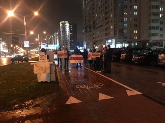 Ланцуг салідарнасці ў мінскай Грушаўцы. Фота TUT.by Ланцуг салідарнасці ў мінскай Грушаўцы. Фота TUT.by