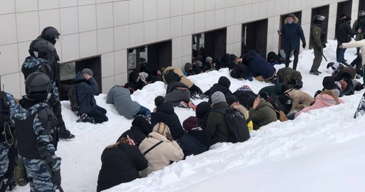 У Расіі працягваюцца пратэсты: тысячы затрыманых і бел-чырвона-белыя сцягі