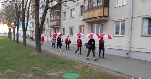 Жанчыны з бел-чырвона-белымі парасонамі шпацыравалі па Мінску