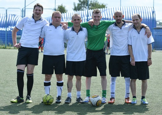 Аляксандр у цэнтры ў зялёным Аляксандр у цэнтры ў зялёным