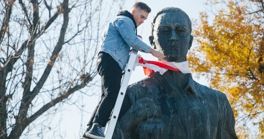 Беларускі сцяг з'явіўся на помніку ў Кіеве