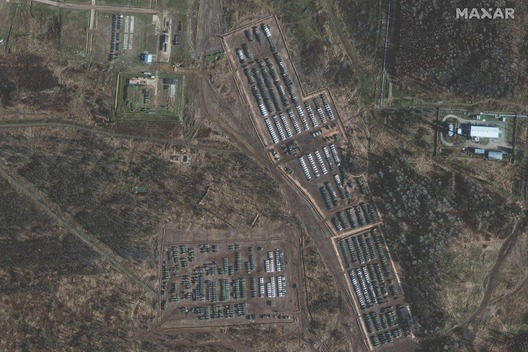 Расійская вайсковая тэхніка паблізу беларускай мяжы. Фота: «Politico» Расійская вайсковая тэхніка паблізу беларускай мяжы. Фота: «Politico»