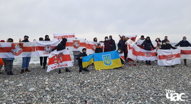 Беларусы Батумі зладзілі акцыю ў падтрымку беларускіх палітвязняў і супраць вайны ва Украіне (фотарэпартаж) Беларусы Батумі зладзілі акцыю ў падтрымку беларускіх палітвязняў і супраць вайны ва Украіне (фотарэпартаж)
