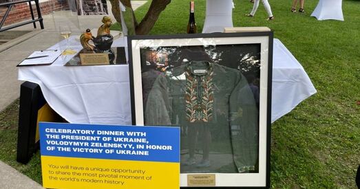 Вышыванку Зяленскага прадалі на аўкцыёне за 100 тысяч долараў