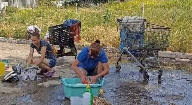 Марыупальцы мыюць рэчы ў «кратэрах» ад авіябомбаў «Пякельны квэст па выжыванні». Марыупальцы мыюць рэчы ў «кратэрах» ад авіябомбаў