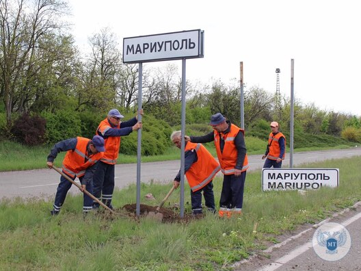 Акупацыйная адміністрацыя мяняе ўкраінскія дарожныя знакі на расейскія, травень 2022 Акупацыйная адміністрацыя мяняе ўкраінскія дарожныя знакі на расейскія, травень 2022