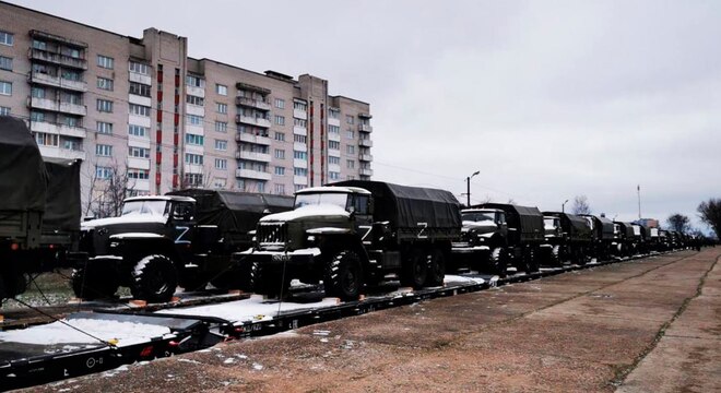 Чарговы эшалон з расійскай тэхнікай прыбыў у Беларусь Чарговы эшалон з расійскай тэхнікай прыбыў у Беларусь. На машынах — сімвал Z (фота)