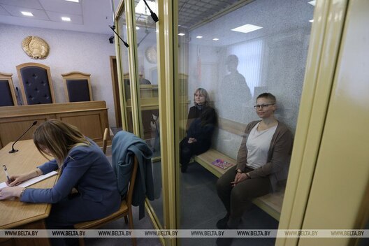 Людміла Чэкіна і Марына Золатава падчас суда. Як бачна на фота, іх трымалі ў кайданках. Фота Белта Людміла Чэкіна і Марына Золатава падчас суда. Як бачна на фота, іх трымалі ў кайданках. Фота Белта