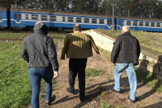 Рыхард Крыгер паказвае месца, дзе нібыта заклаў выбухоўку. Фота: 120-я АМБР Рыхард Крыгер паказвае месца, дзе нібыта заклаў выбухоўку. Фота: 120-я АМБР