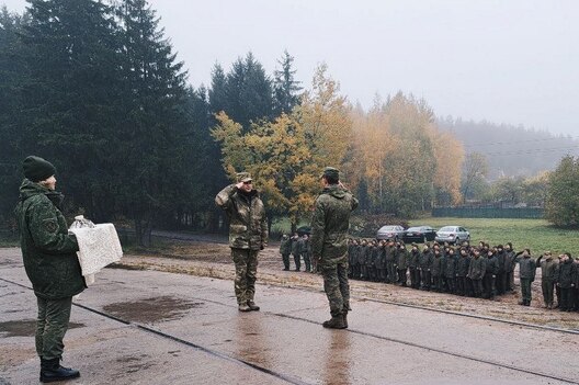 120-я брыгада разгружаецца ў Азярышчы на фоне прыватнага сектару. Фота: 120-я АМБР 120-я брыгада разгружаецца ў Азярышчы на фоне прыватнага сектару. Фота: 120-я АМБР