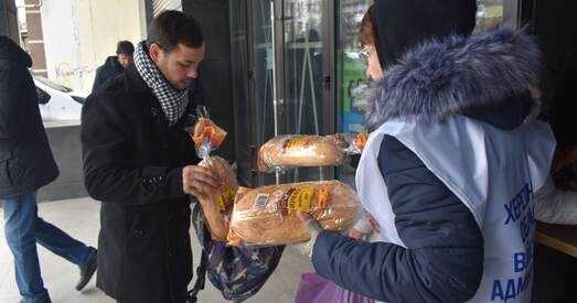 «Было ўсё: і мяхі на галаве, і ператрусы». Як працаваў цэнтр гуманітарнай дапамогі ў акупаваным Херсоне