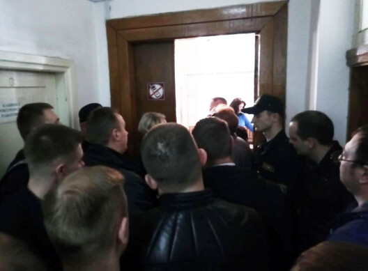Супрацоўнікі міліцыі перад залам судовага пасяджэння ў Брэсце. Супрацоўнікі міліцыі перад залам судовага пасяджэння ў Брэсце.