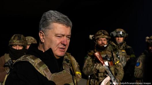 Былы прэзідэнт Украіны Пётр Парашэнка ў асяроддзі ўкраінскіх добраахвотнікаў у Кіеве, 26 лютага 2022 года Былы прэзідэнт Украіны Пётр Парашэнка ў асяроддзі ўкраінскіх добраахвотнікаў у Кіеве, 26 лютага 2022 года