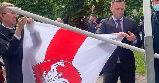 Прэзідэнт Латвіі назваў замену сцяга Беларусі на ЧС па хакеі адэкватнай рэакцыяй. А ўслед БЧБ з'явіўся ў Вільнюсе